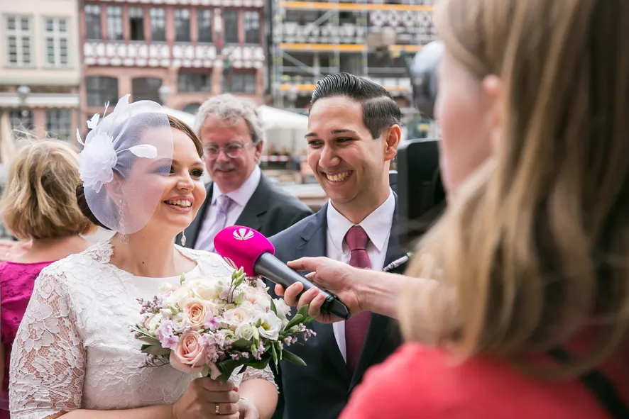 Brautpaar vor Standesamt