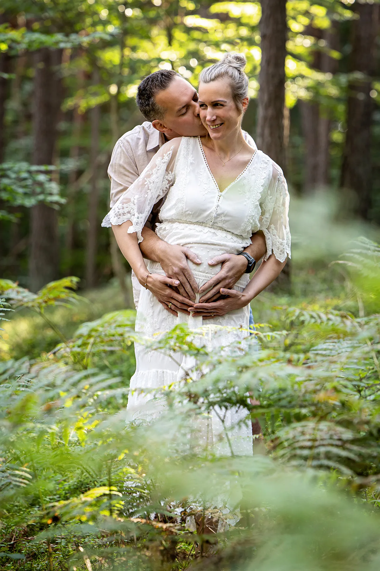 Paar im Wald zwischen Farnblättern
