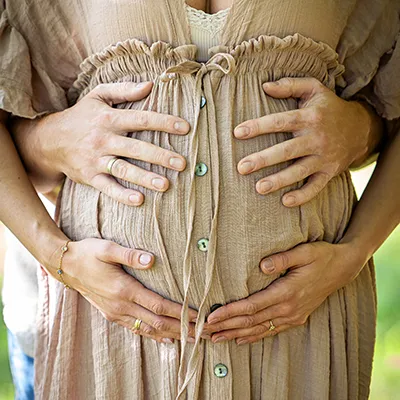 Herbstliches Babybauch-Shooting