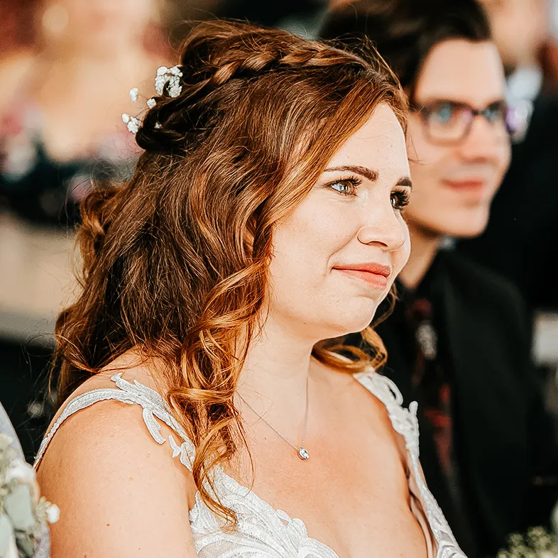 Nahaufnahme einer lächelnden Braut bei der Trauung