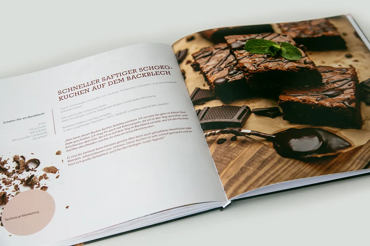 Rezeptbuch aufgeschlagen mit Bild Schokoladenkuchen