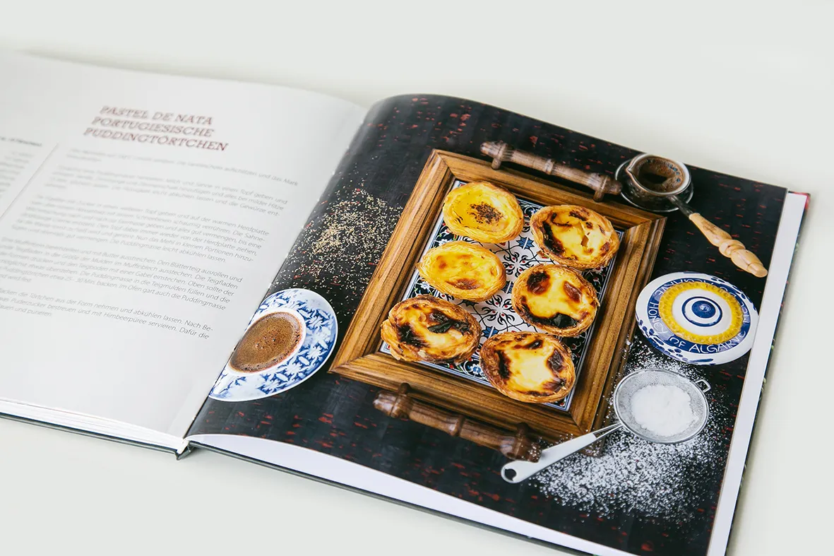 Kochbuch aufgeschlagen mit Rezept Pasteten