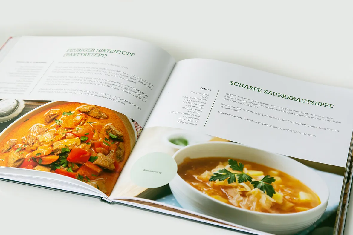 Aufgeschlagenes Kochbuch mit Rezept