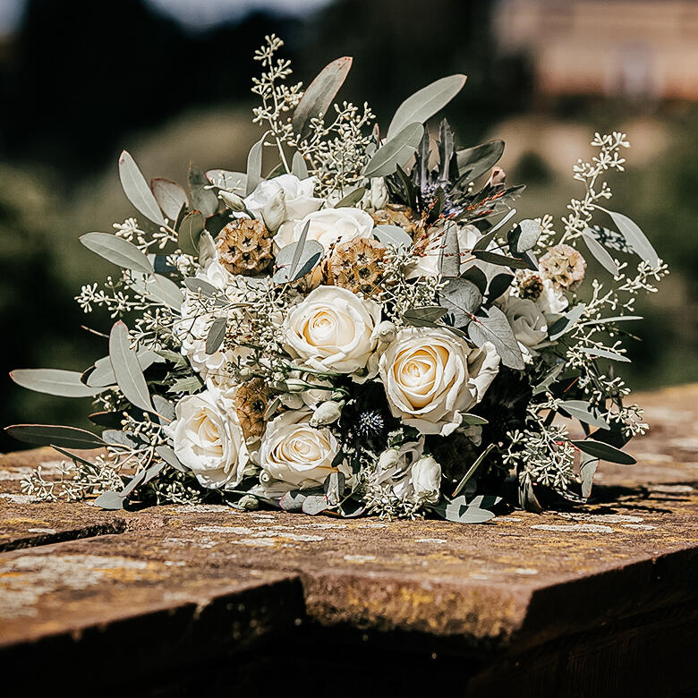Brautstrauss im Boho-Stil mit hellen Rosen