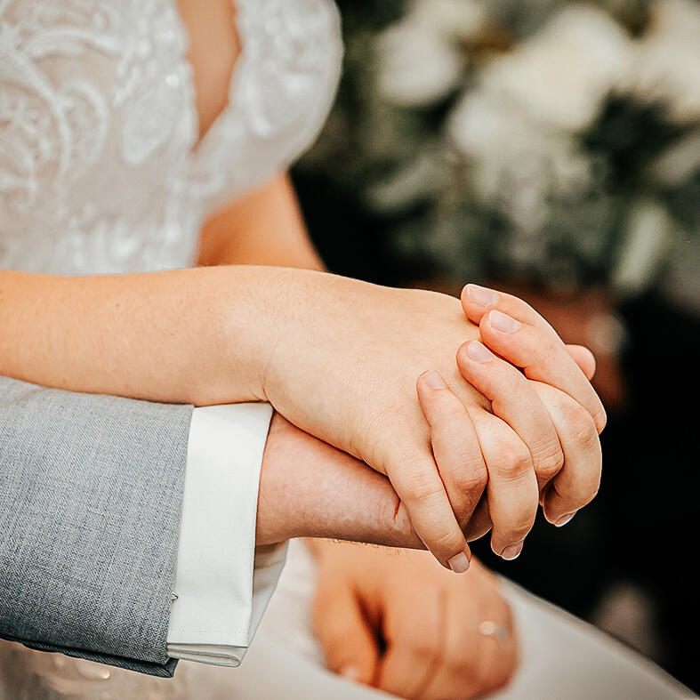 Nahaufnahme von Händen eines Brautpaares