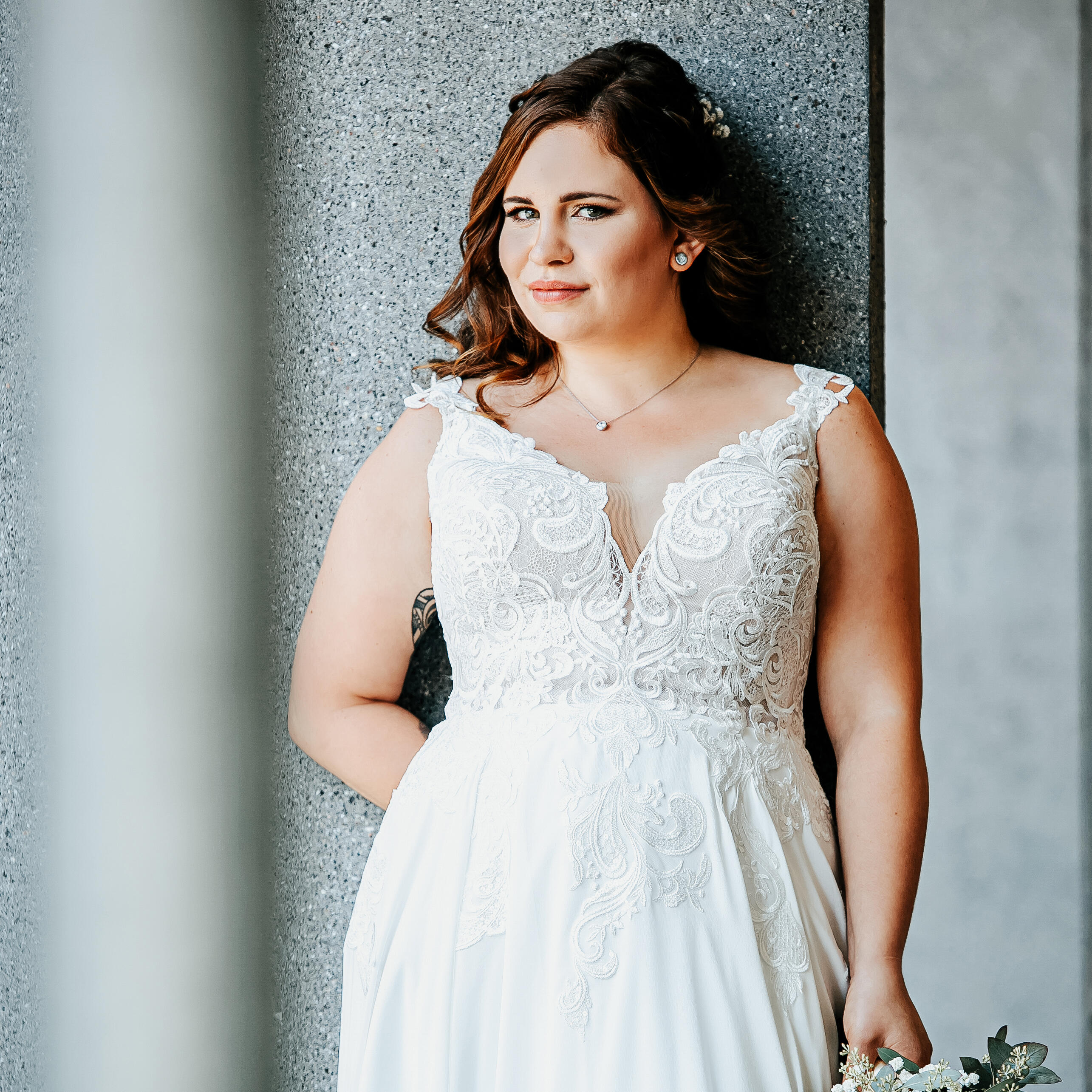 Einzelaufnahme einer Braut vor grauem Hintergrund