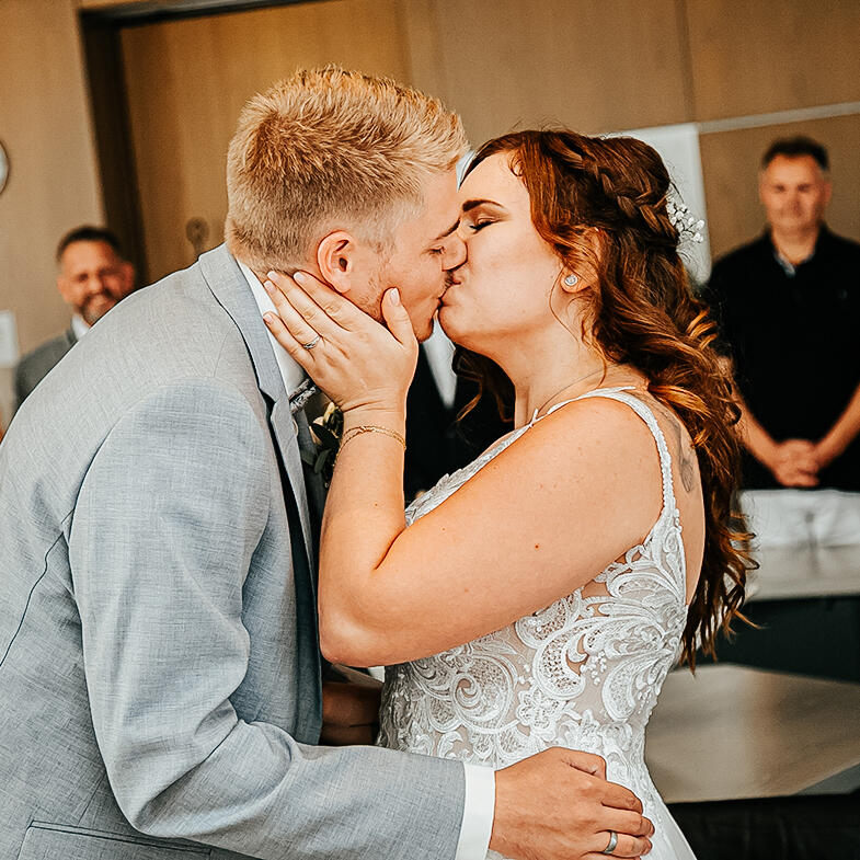 Brautkuss nach der Trauung