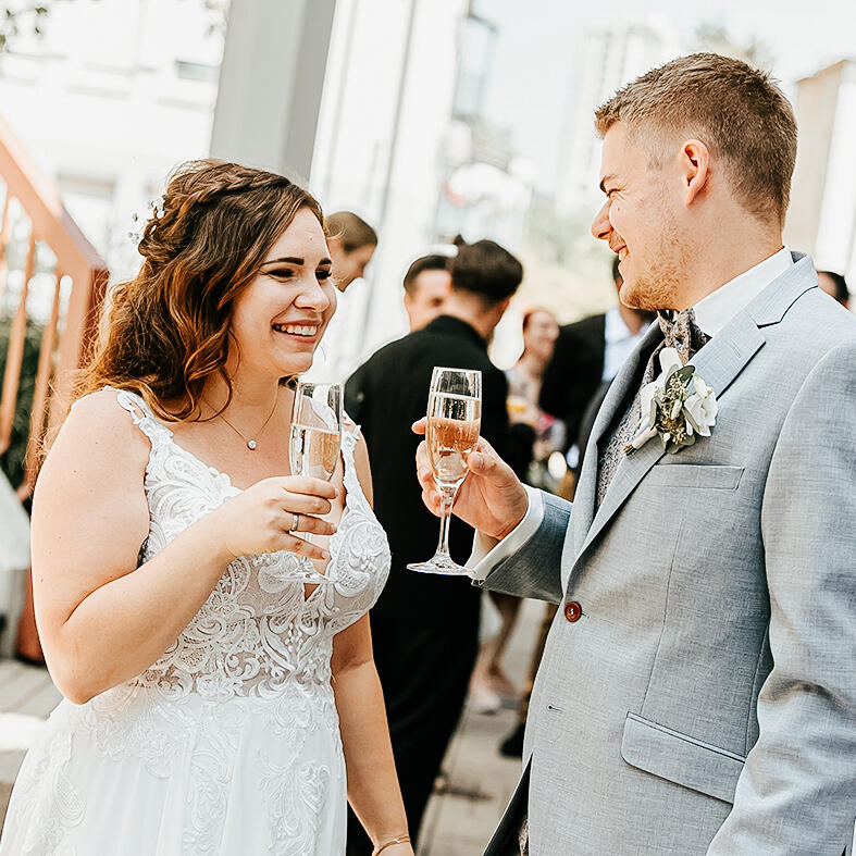 Brautpaar stösst mit Sektgläsern an