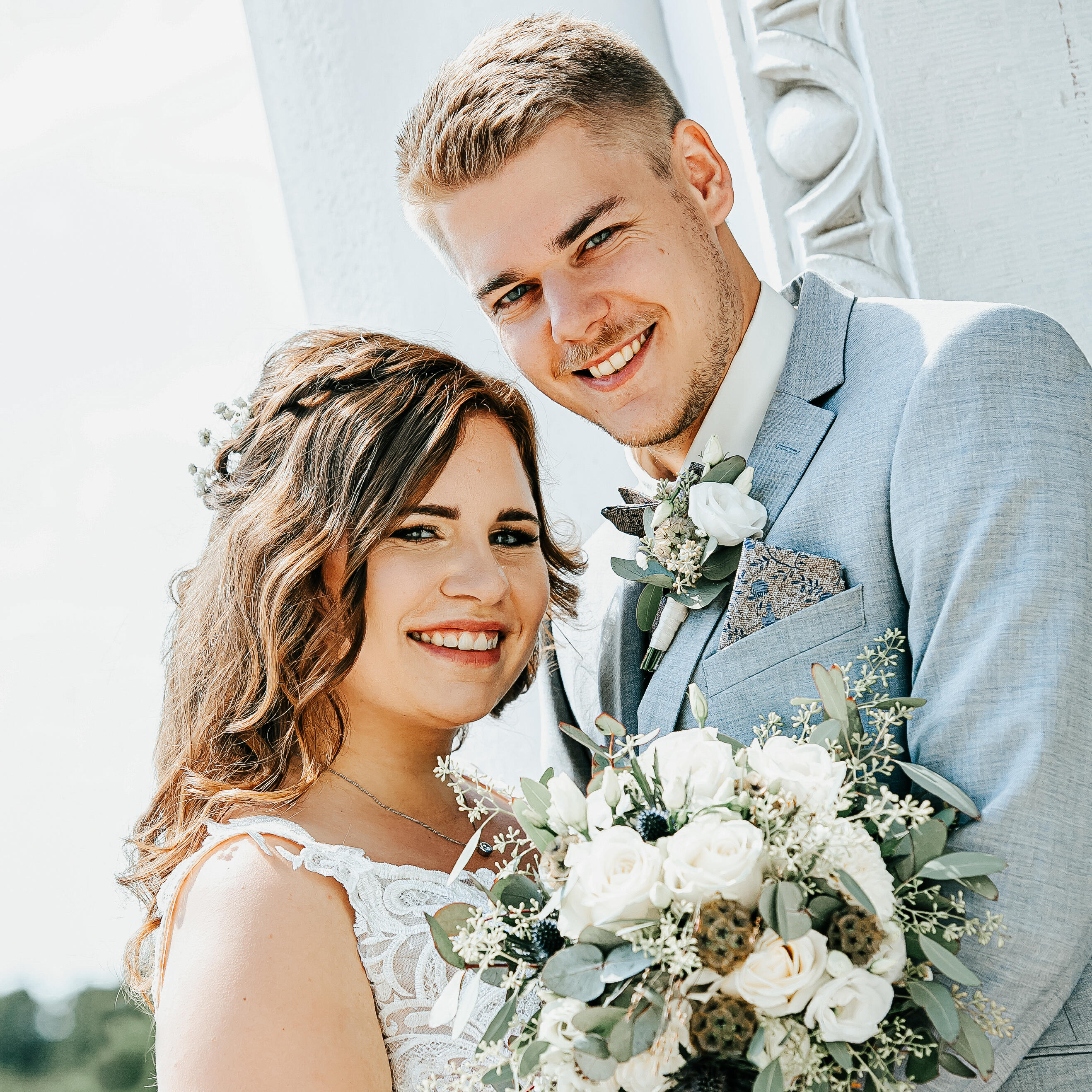 Nahaufnahme eines lächelnden Brautpaares