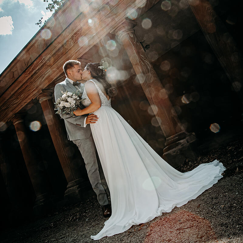 Brautpaar im Sonnenschein mit Bokeh Effekt