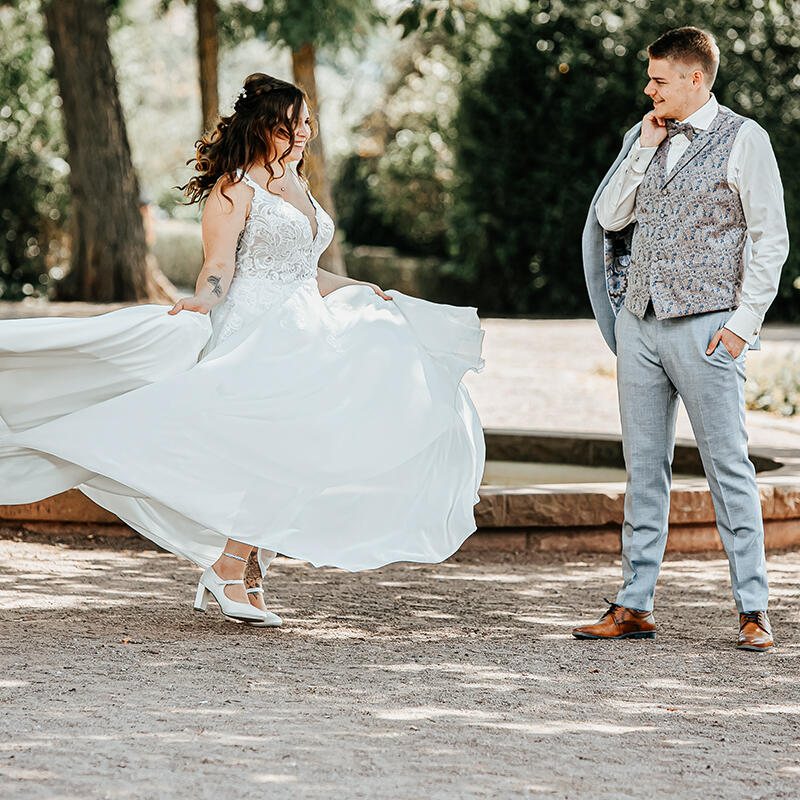 Hochzeitspaar im Park Braut dreht sich im Kreis