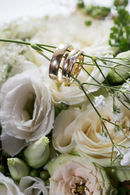 Trauringe auf Brautstrauss