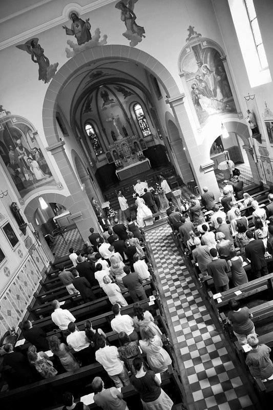 Brautpaar bei Trauung in Kirche