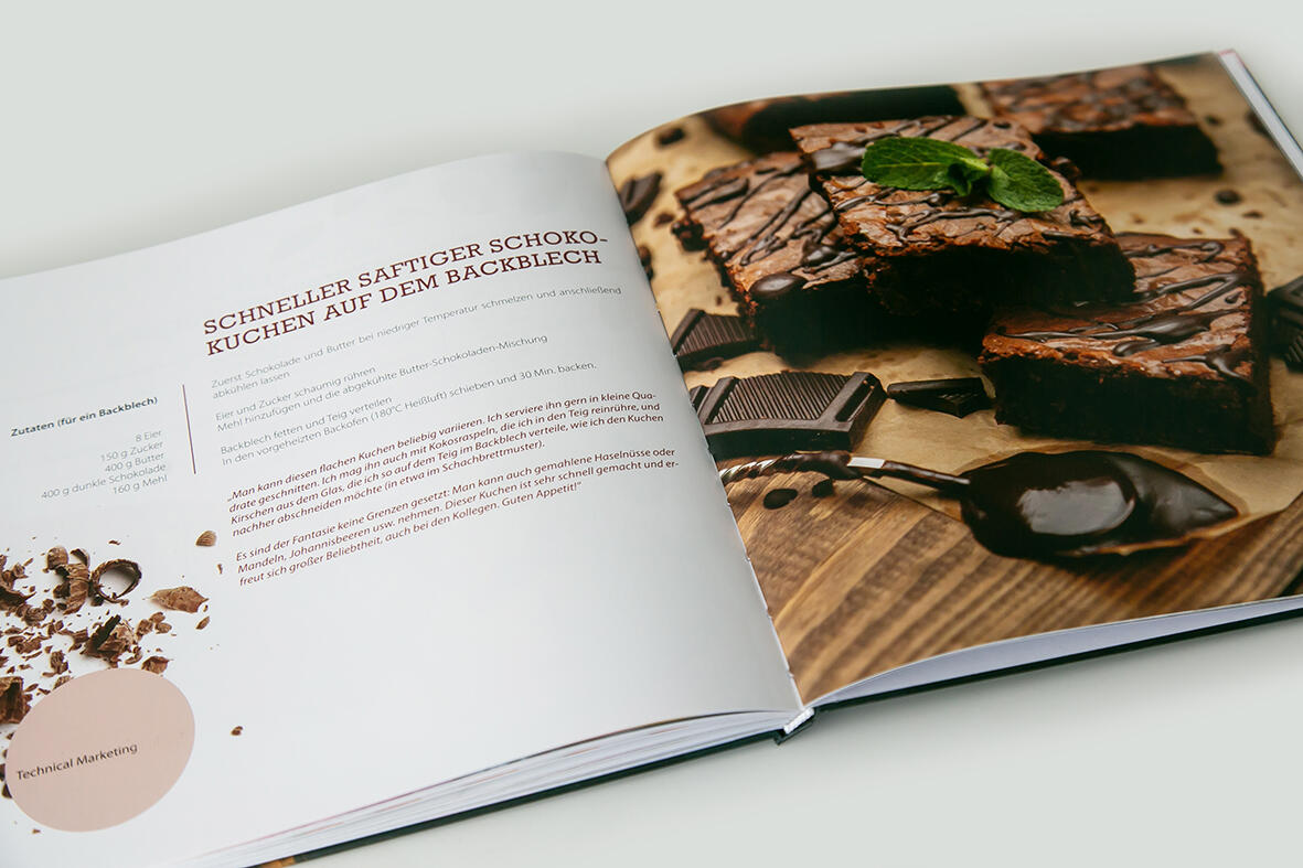 Rezeptbuch aufgeschlagen mit Bild Schokoladenkuchen