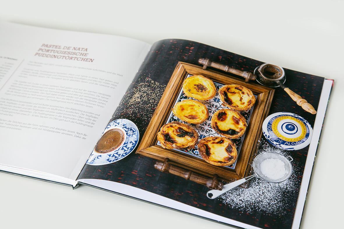 Kochbuch aufgeschlagen mit Rezept Pasteten